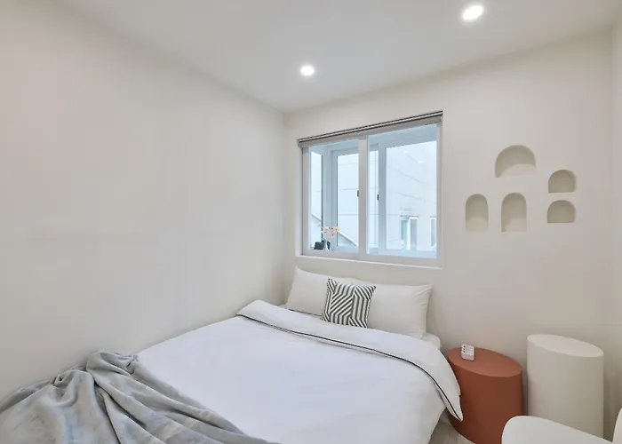 Beautiful Interior In Hongdae Area 2bedroom