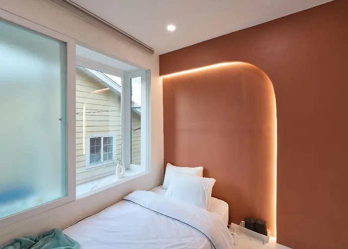 Beautiful Interior In Hongdae Area 2bedroom 3*